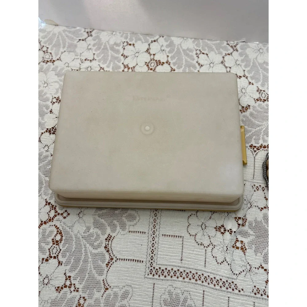 VTG Tupperware Rectangular Cake Taker Harvest Gold 15x11 Food Storage 622 623